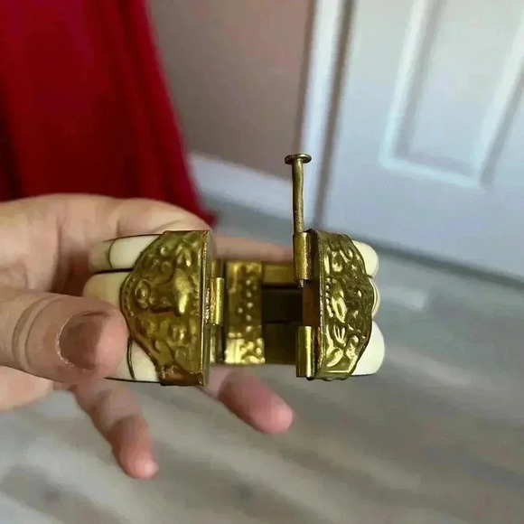ANTHROPOLOGY  bone carved bangle ethnic bracelet, hinged pin clasp - Picture 5 of 5